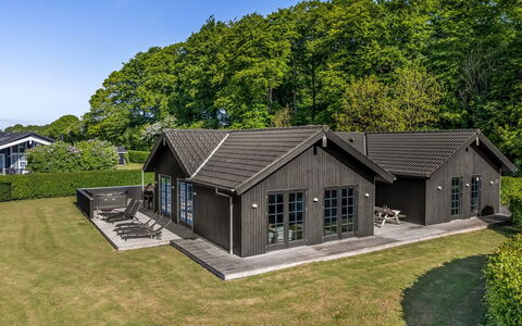 Annina - 250M from the Sea: Dach, Haus, Zuhause, Hütte, Tür, Abstellgleis, Deck, Veranda, Planke, Hartholz