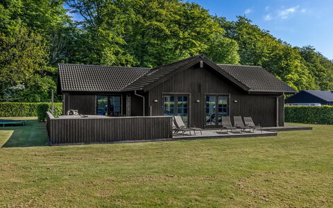 Annina - 250M from the Sea: Dach, Haus, Zuhause, Hütte, Tür, Abstellgleis, Deck, Veranda, Planke, Hartholz
