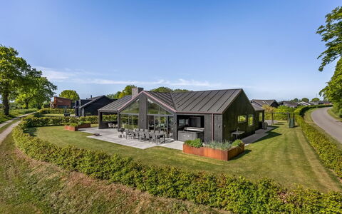 Goesta - 250M from the Sea: Estate, Schatten, Auffahrt, Bauernhaus