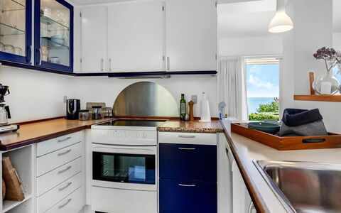 Tobias - 45M to the Fjord: Küche, Interior Design, Flooring, Küchengerät, Countertop, Möbel, Holz, Cabinetry, Major Appliance, Fussboden