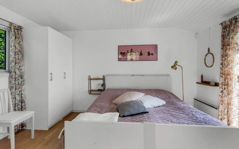 Tobias - 45M to the Fjord: Bett, Möbel, Interior Design, Bedding, Schlafzimmer, Bettdecke, Wand, Flooring, Fussboden, Decke