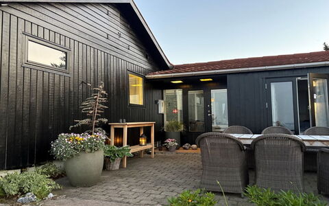 Tobias - 45M to the Fjord: Holz, Tür, Haus, Zuhause, Blumentopf, Abstellgleis, Hütte, Garten, Zimmerpflanze, Garten