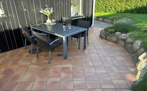 Tobias - 45M to the Fjord: Blumentopf, Gartenmöbel, Möbel, Flooring, Flagstone, Garten, Fussboden, Tisch Im Freien, Zimmerpflanze, Verbundwerkstoff