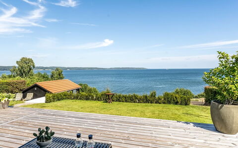 Tobias - 45M to the Fjord: Haus, Zuhause, Tür, Dach, Hütte, Estate, Garten, Schatten, Abstellgleis, Garten