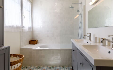 Charme de la Plage de Port Lin: Badezimmer, Interior Design, Flooring, Wand, Armatur, Fussboden, Badezimmerschrank, Badewanne, Sinken, Decke