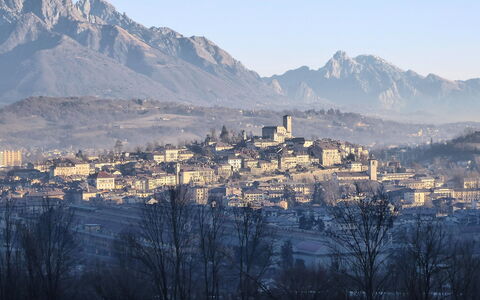 Design Loft, Romantic Retreat, Feltre: Bergforms, Hügel, Berg, Stadtgebiet, Stadt, \Stadt, Wohngebiet, Dach, Landschaft, Bergstation