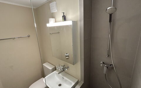 Falera 100: Badezimmer, Armatur, Wand, Flooring, Bad Sink, Fussboden, Interior Design, Sinken, Zapfhahn, Installation