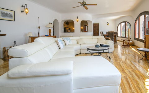 Casela: Möbel, Couch, Flooring, Interior Design, Fussboden, Holz, Wohnzimmer, Decke, Holzboden