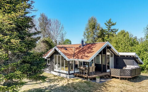 Ama - 250M from the Sea: Holz, Zuhause, Veranda, Deck, Hartholz, Dach, Holzbeize, Holzboden, Eco Hotel