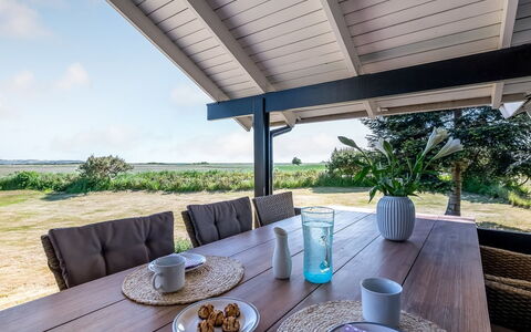 Ama - 250M from the Sea: Holz, Zuhause, Veranda, Deck, Hartholz, Dach, Holzbeize, Holzboden, Eco Hotel