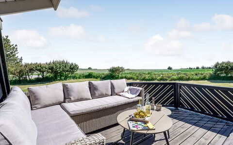 Ama - 250M from the Sea: Holz, Zuhause, Veranda, Deck, Hartholz, Dach, Holzbeize, Holzboden, Eco Hotel