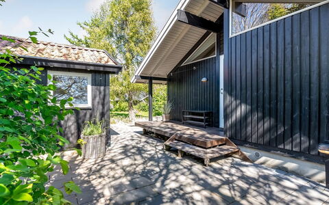 Ama - 250M from the Sea: Holz, Zuhause, Veranda, Deck, Hartholz, Dach, Holzbeize, Holzboden, Eco Hotel
