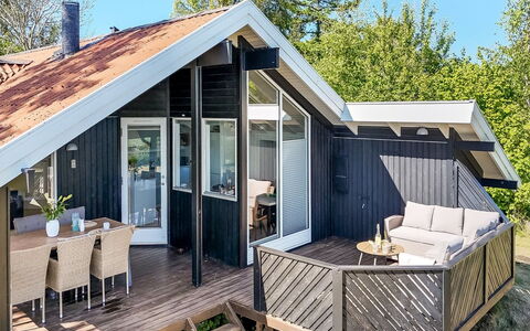 Ama - 250M from the Sea: Holz, Zuhause, Veranda, Deck, Hartholz, Dach, Holzbeize, Holzboden, Eco Hotel