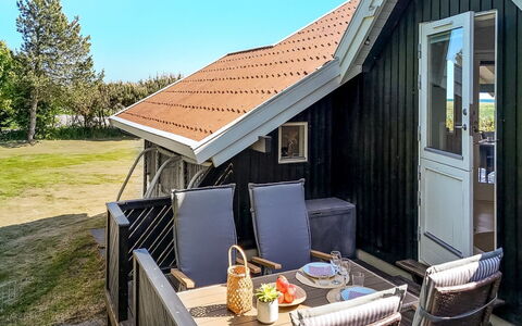 Ama - 250M from the Sea: Holz, Zuhause, Veranda, Deck, Hartholz, Dach, Holzbeize, Holzboden, Eco Hotel