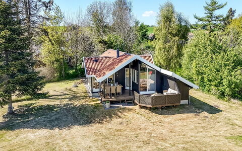 Ama - 250M from the Sea: Holz, Zuhause, Veranda, Deck, Hartholz, Dach, Holzbeize, Holzboden, Eco Hotel