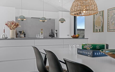 Petri - 1Km from the Sea: Interior Design, Light Fixture, Decke, Möbel, Flooring, Leuchter, Küche, Beleuchtung, Fussboden, Countertop