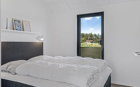 Petri - 1Km from the Sea: Schlafzimmer, Bett, Bedding, Bettrahmen, Daylighting, Winter, Bettdecke, Design, Einfrieren, Matratze