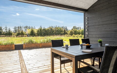 Petri - 1Km from the Sea: Holz, Zuhause, Veranda, Deck, Hartholz, Dach, Holzbeize, Holzboden, Eco Hotel