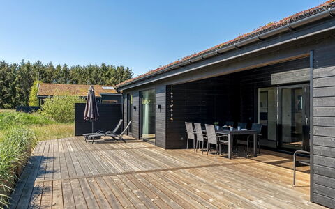 Petri - 1Km from the Sea: Holz, Zuhause, Veranda, Deck, Hartholz, Dach, Holzbeize, Holzboden, Eco Hotel