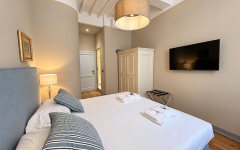 Via Roma 39: Schlafzimmer, Bett, Bettdecke, Bedding, Interior Design, Fussboden, Möbel, Bettrahmen, Zimmer, Linens