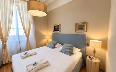 Via Roma 39: Bett, Schlafzimmer, Möbel, Interior Design, Bettdecke, Bedding, Textil, Fussboden, Bettrahmen, Zimmer