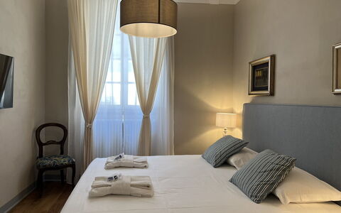 Via Roma 39: Möbel, Interior Design, Schlafzimmer, Bett, Fussboden, Holz, Flooring, Bettdecke, Textil, Bedding