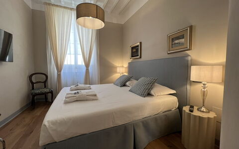 Via Roma 39: Schlafzimmer, Bett, Möbel, Interior Design, Bettdecke, Bedding, Textil, Fussboden, Bettrahmen, Zimmer