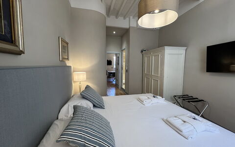 Via Roma 39: Bett, Schlafzimmer, Bedding, Bettdecke, Interior Design, Möbel, Fussboden, Flooring, Bettrahmen, Zimmer