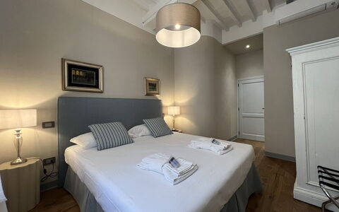 Via Roma 39: Bett, Schlafzimmer, Bedding, Bettdecke, Interior Design, Möbel, Bettrahmen, Linens, Zimmer, Fussboden