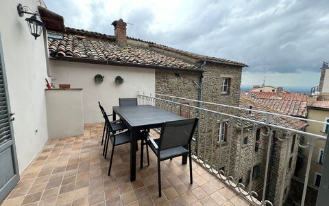 Via Roma 39: Möbel, Fussboden, Gartenmöbel, Tisch Im Freien, Stuhl, Küche & Esszimmer Tisch, Balkon, Zimmerpflanze, Hof, Fliese
