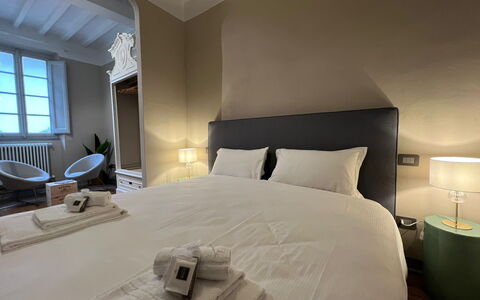 Via Roma 39: Schlafzimmer, Bett, Interior Design, Bettdecke, Bedding, Fussboden, Möbel, Decke, Zimmer, Linens