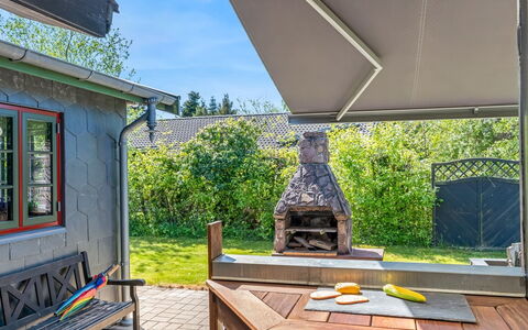 Eljena - 550M from the Sea: Holz, Zuhause, Veranda, Deck, Hartholz, Dach, Holzbeize, Holzboden, Eco Hotel