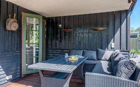 Eljena - 550M from the Sea: Holz, Zuhause, Veranda, Deck, Hartholz, Dach, Holzbeize, Holzboden, Eco Hotel