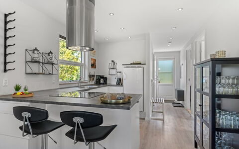 Agneta - 1Km from the Sea: Möbel, Küche, Interior Design, Countertop, Flooring, Holz, Decke, Fussboden, Light Fixture, Küchengerät