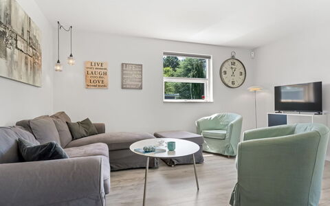 Agneta - 1Km from the Sea: Möbel, Interior Design, Couch, Flooring, Fussboden, Wand, Wohnzimmer, Zimmer, Decke, Holz