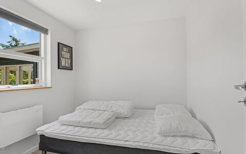 Agneta - 1Km from the Sea: Bett, Schlafzimmer, Interior Design, Wand, Bedding, Bettdecke, Decke, Fussboden, Holz, Flooring
