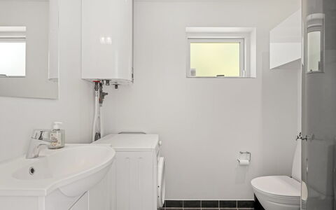 Agneta - 1Km from the Sea: Badezimmer, Armatur, Interior Design, Wand, Flooring, Fussboden, Toilleten Sitz, Toilette, Bad Sink, Sinken