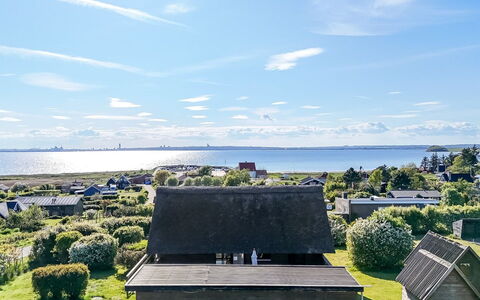 Minza - 150M from the Sea: Estate, Schatten, Auffahrt, Bauernhaus