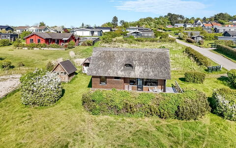 Minza - 150M from the Sea: Estate, Schatten, Auffahrt, Bauernhaus