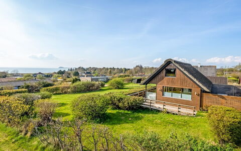 Minza - 150M from the Sea: Estate, Schatten, Auffahrt, Bauernhaus