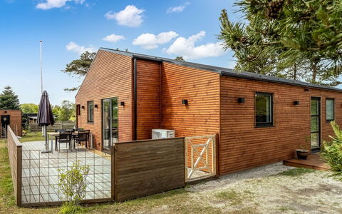 Jerrik - 200M from the Sea: Holz, Zuhause, Veranda, Deck, Hartholz, Dach, Holzbeize, Holzboden, Eco Hotel