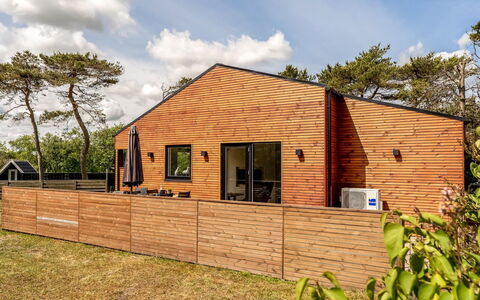 Jerrik - 200M from the Sea: Holz, Zuhause, Veranda, Deck, Hartholz, Dach, Holzbeize, Holzboden, Eco Hotel
