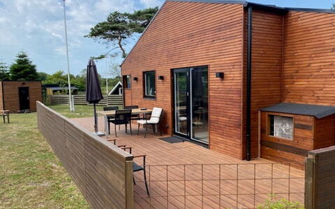 Jerrik - 200M from the Sea: Holz, Zuhause, Veranda, Deck, Hartholz, Dach, Holzbeize, Holzboden, Eco Hotel