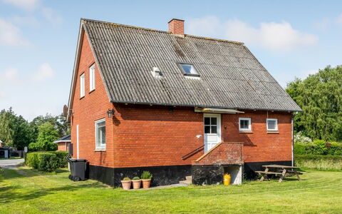 Arben - 900M from the Sea: Holz, Zuhause, Veranda, Deck, Hartholz, Dach, Holzbeize, Holzboden, Eco Hotel