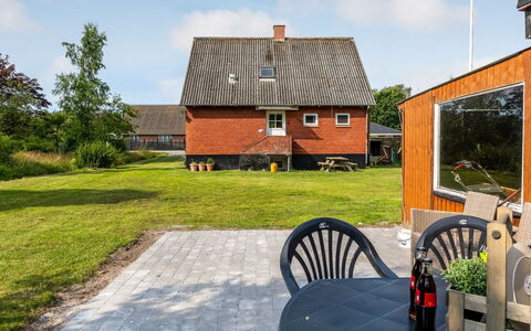 Arben - 900M from the Sea: Holz, Zuhause, Veranda, Deck, Hartholz, Dach, Holzbeize, Holzboden, Eco Hotel