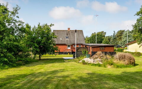 Arben - 900M from the Sea: Holz, Zuhause, Veranda, Deck, Hartholz, Dach, Holzbeize, Holzboden, Eco Hotel