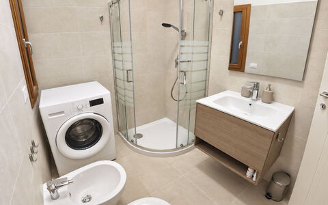 Harmony - Holiday and Workation: Badezimmer, Armatur, Flooring, Sinken, Interior Design, Bad Sink, Fussboden, Toilette, Zapfhahn, Badezimmerschrank