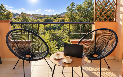Harmony - Holiday and Workation: Möbel, Gartenmöbel, Stuhl, Tisch Im Freien, Holzbeize, Balkon, Schatten, Hartholz, Armlehne, Kaffetisch