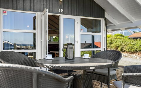 Hoghni - 300M from the Sea: Holz, Zuhause, Veranda, Deck, Hartholz, Dach, Holzbeize, Holzboden, Eco Hotel