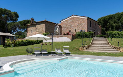 Tenuta i Mandorli, Pool, Wifi, Peccioli: Schwimmbad, Fassade, Haus, Zuhause, Wohngebiet, Estate, Gartenmöbel, Hütte, Villa, Bauernhaus